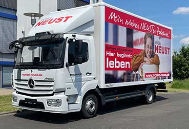 Vollflächig beklebter LKW-Kasten mit auffallender Werrbebotschaft.